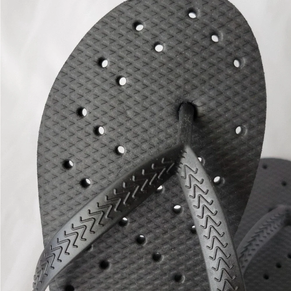 Room Essentials Black Textured Shower Flip Flops / bundle of 2 / size medium - Picture 4 of 4